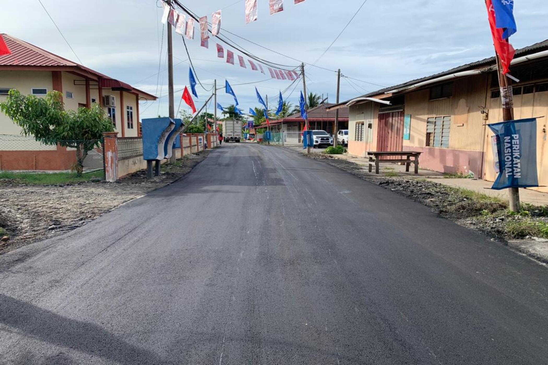 MENURAP SEMULA JALAN DI TAMAN KAMI _D_,